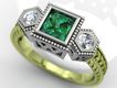 anillo vintaje con esmeralda y gemas a los lados